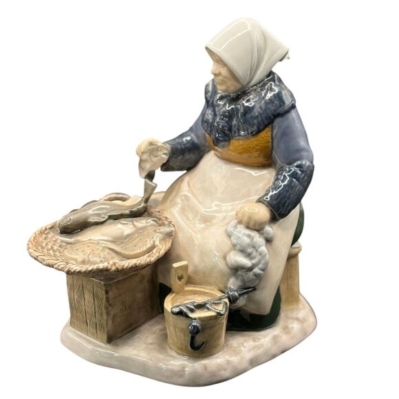 Bing & Grøndahl Denmark Porcelain Figurine Of Old Woman Selling Seafood 2233 - Picture 6 of 6